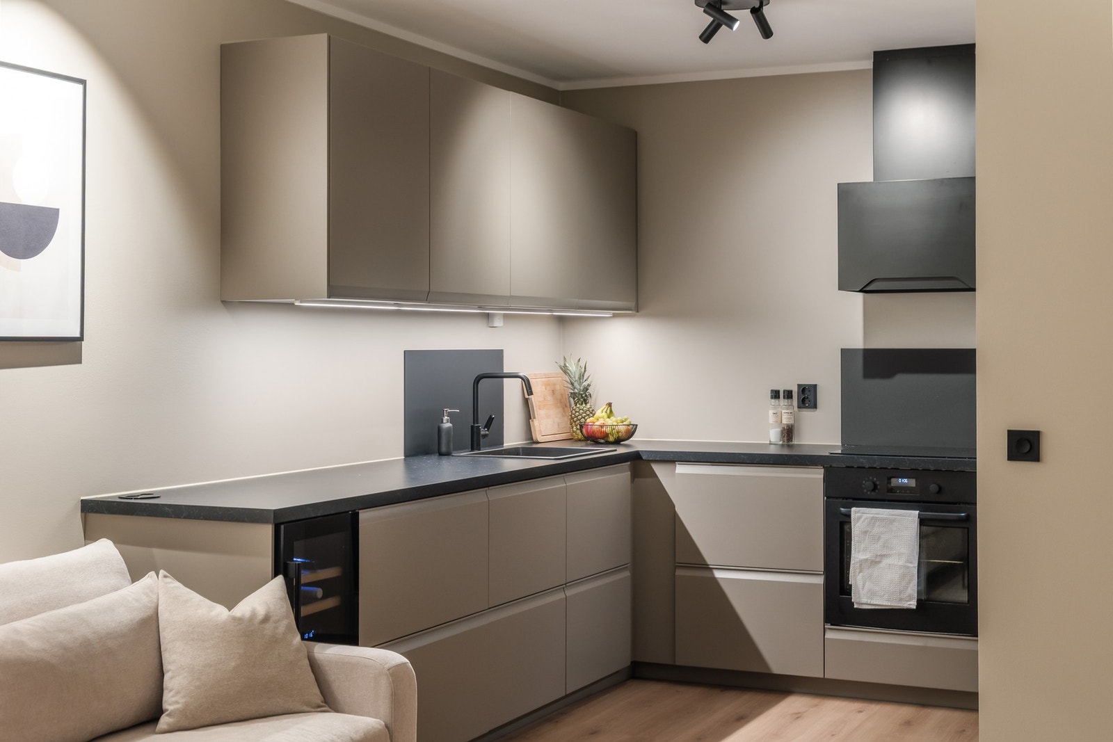 Integrerte hvitevarer består av vinskap, oppvaskmaskin, stekeovn og induksjonstopp. Galleribilde