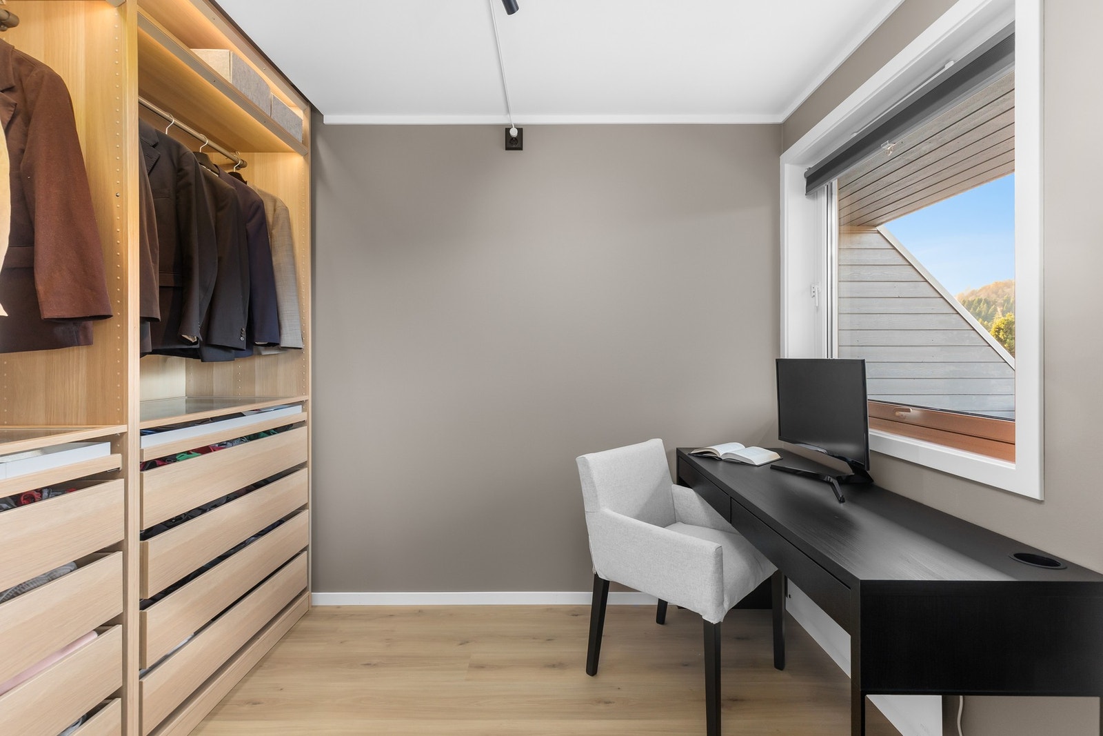 Leilighetens andre soverom er i dag innredet som kontor/garderoberom på 5,8 kvm. Galleribilde