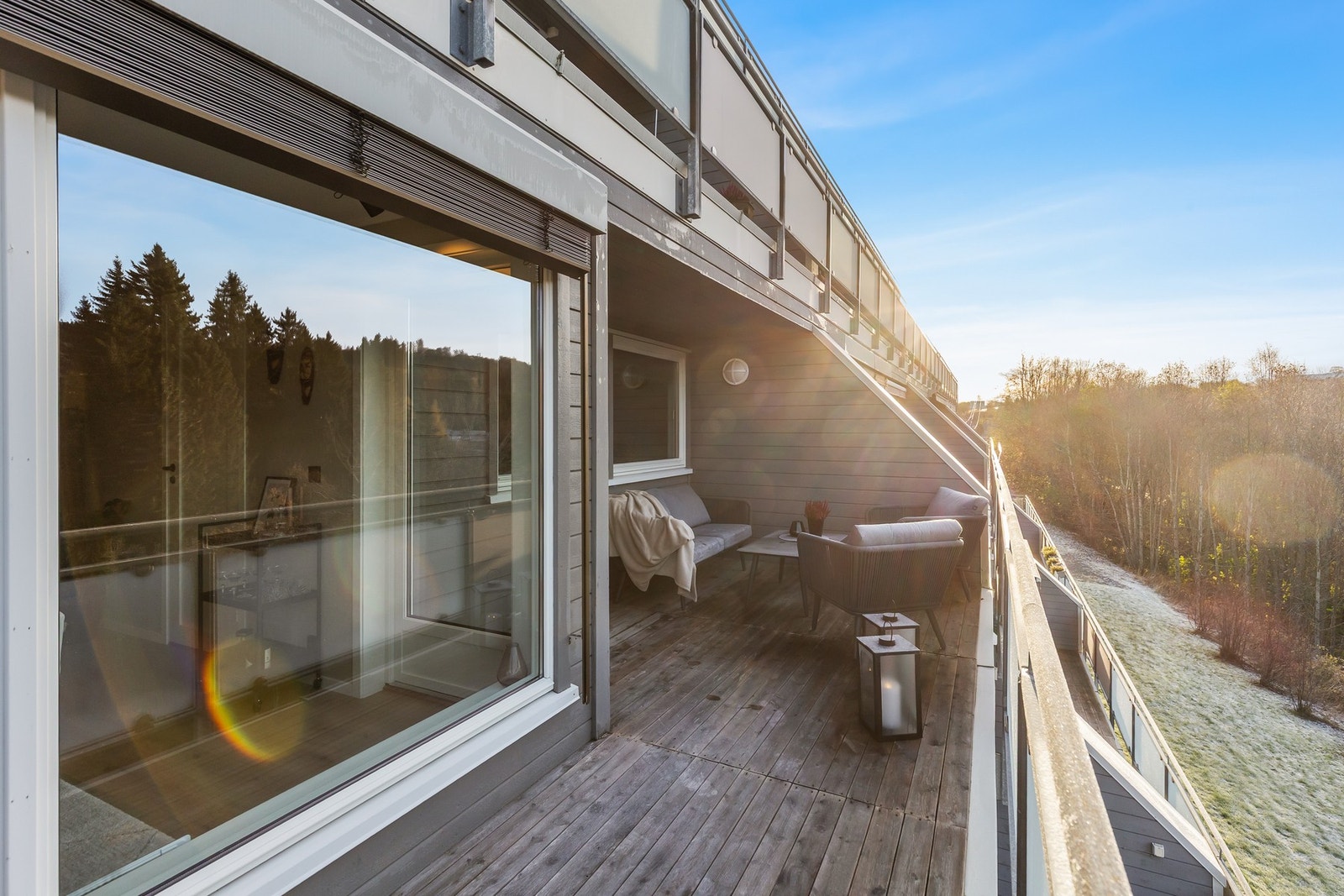 God plass til en sittegruppe under tak. Galleribilde