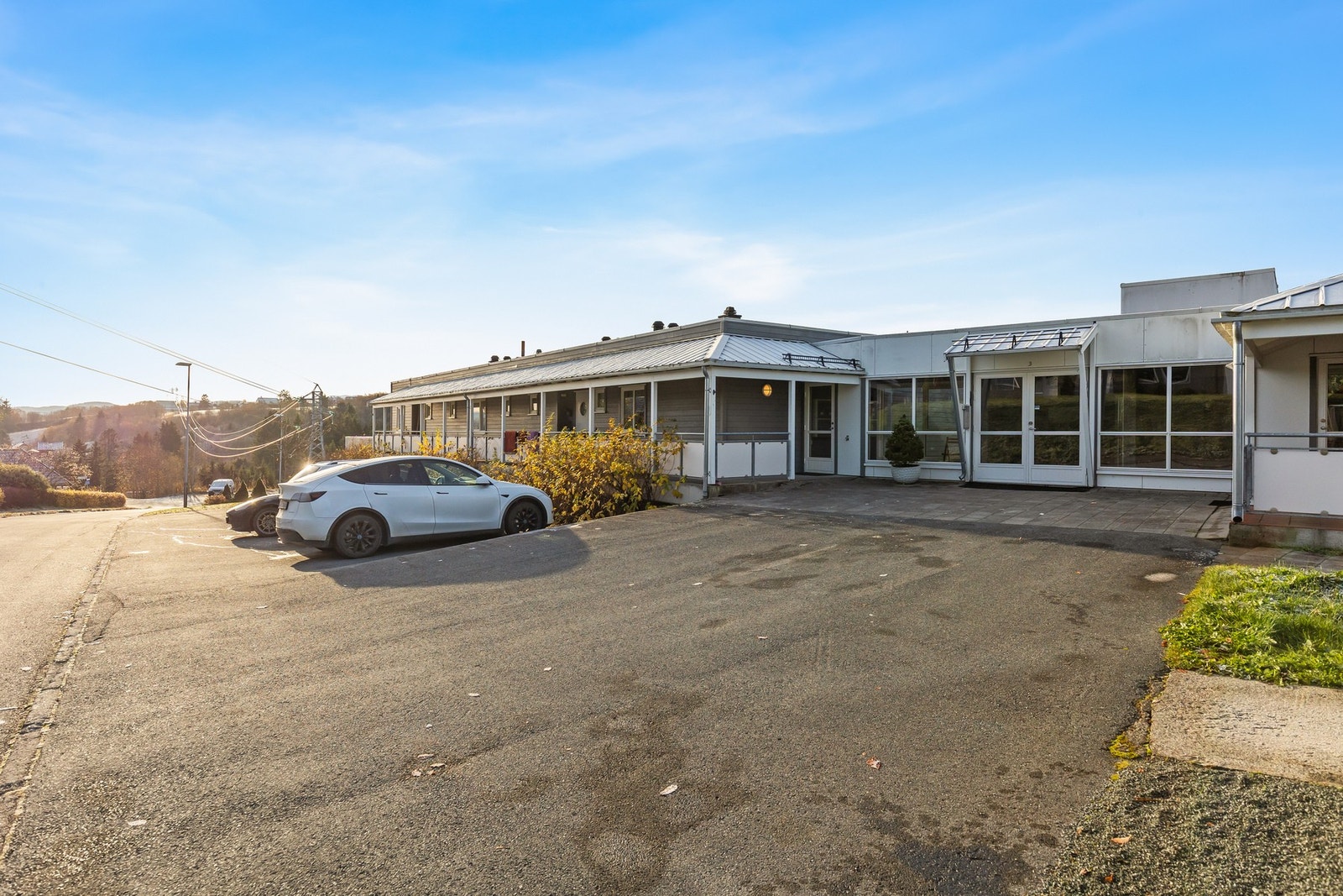 Det medfølger en parkeringsplass i parkeringskjeller med heis rett ned. Leiligheten disponerer også to eksterne boder. Galleribilde