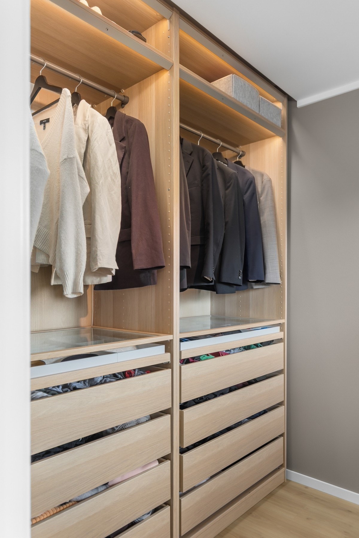 Praktisk garderobeløsning med PAX-garderober fra IKEA. Galleribilde