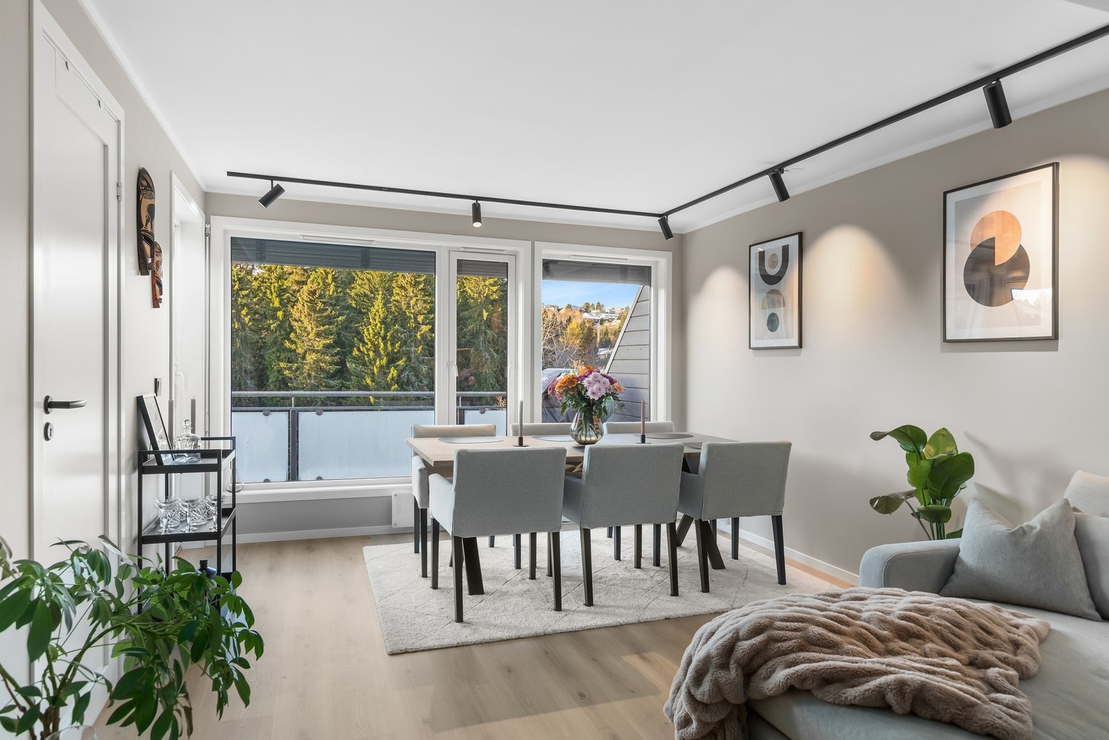 Leilighetens høydepunkt er de store vindusflatene fra gulv til tak langs hele endeveggen. Galleribilde