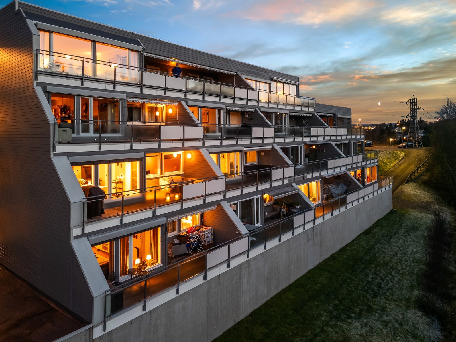 Sameiet har rolig og tilbaketrukket beliggenhet i Rydningen, med de fleste servicefunksjoner innen kort avstand. Galleribilde