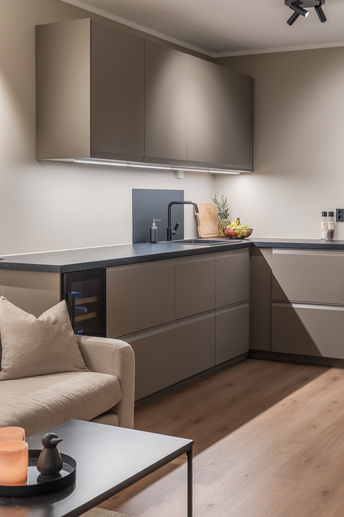 Leiligheten har et svært lekkert kjøkken med fronter i en fin beigetone og gjennomgående sorte detaljer. Galleribilde