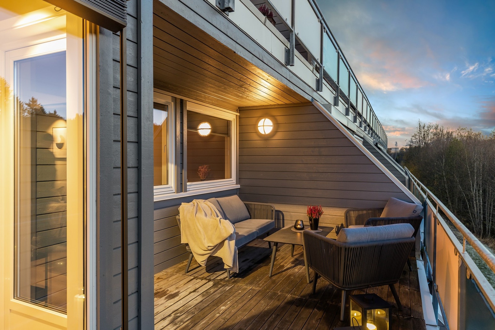 God plass til en sittegruppe under tak. Galleribilde