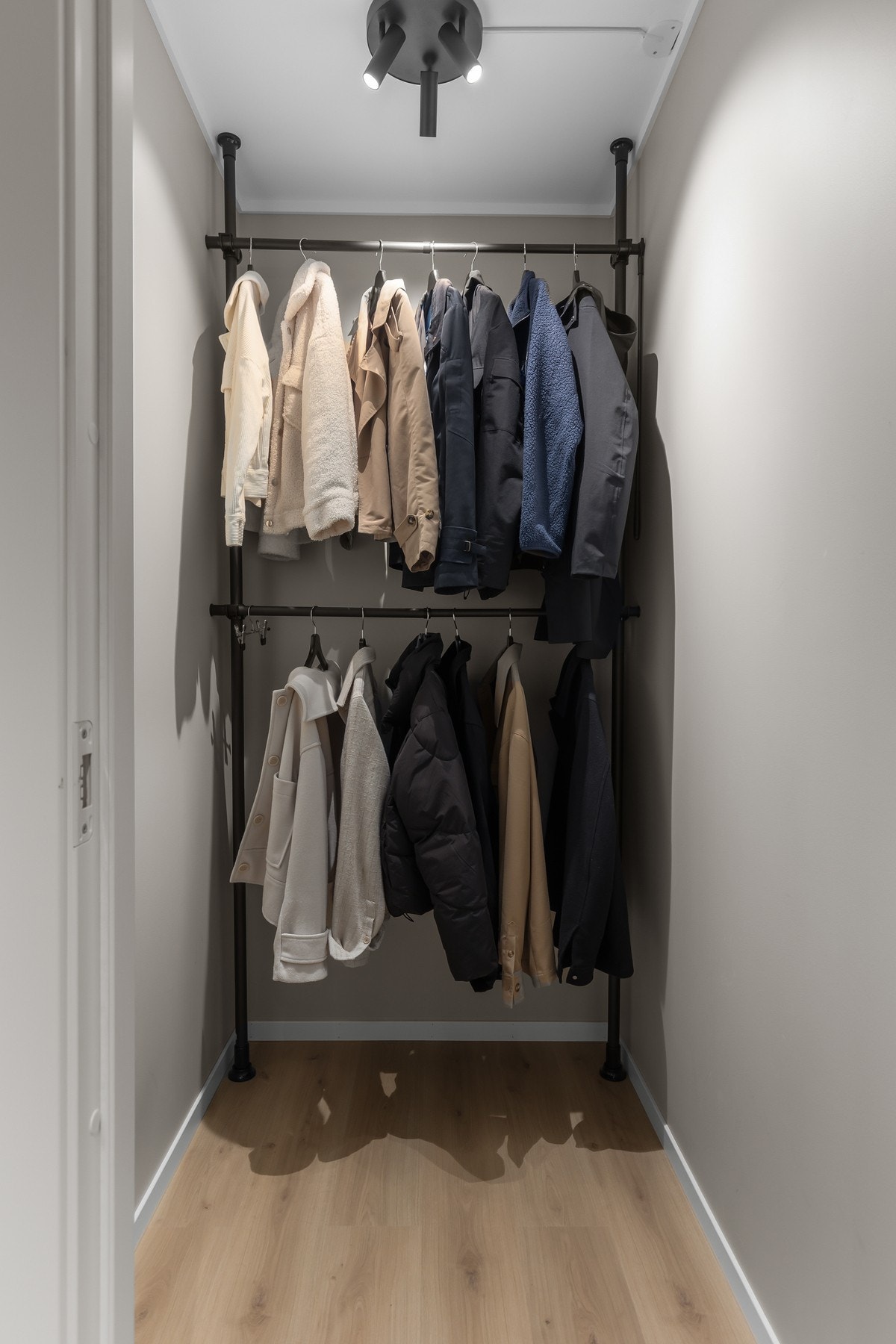 Her er det montert et meget praktisk stativ for klesoppheng. Galleribilde