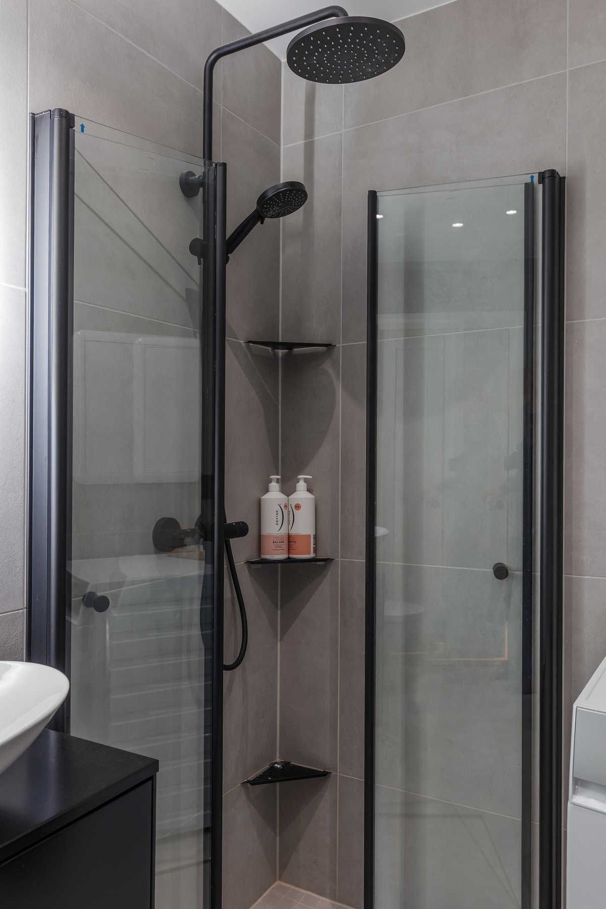 Dusjnisje med innfellbare dører gir god plassutnyttelse på badet. Galleribilde