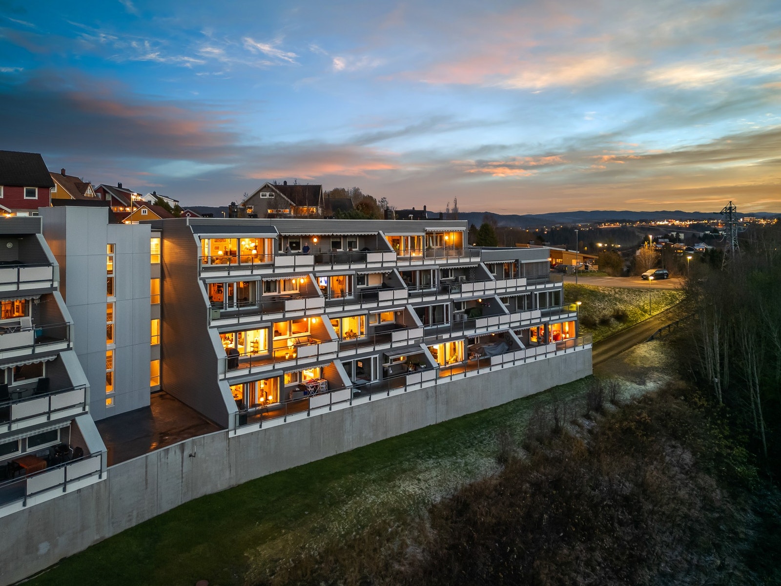 Herfra er det gansgavstand til dagligvarebutikk, bussholdeplass og flotte turmuligheter i Bymarka. Galleribilde