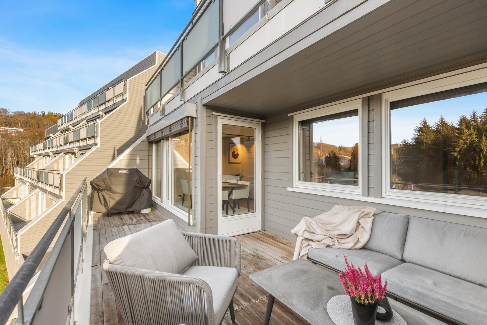 Stuen forlenges i en delvis overbygd altan på 16,1 kvm. Galleribilde