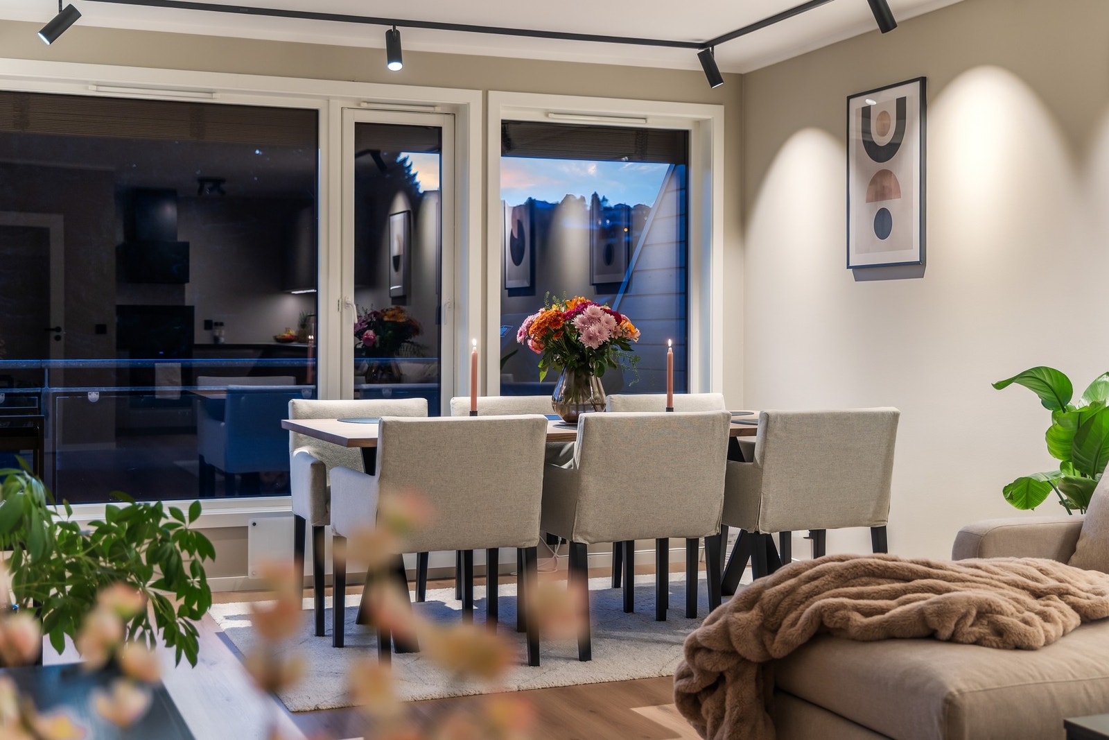 Hele leiligehten ble betydelig renovert i 2024 og holder som følge av dette en svært høy og moderne standard. Galleribilde