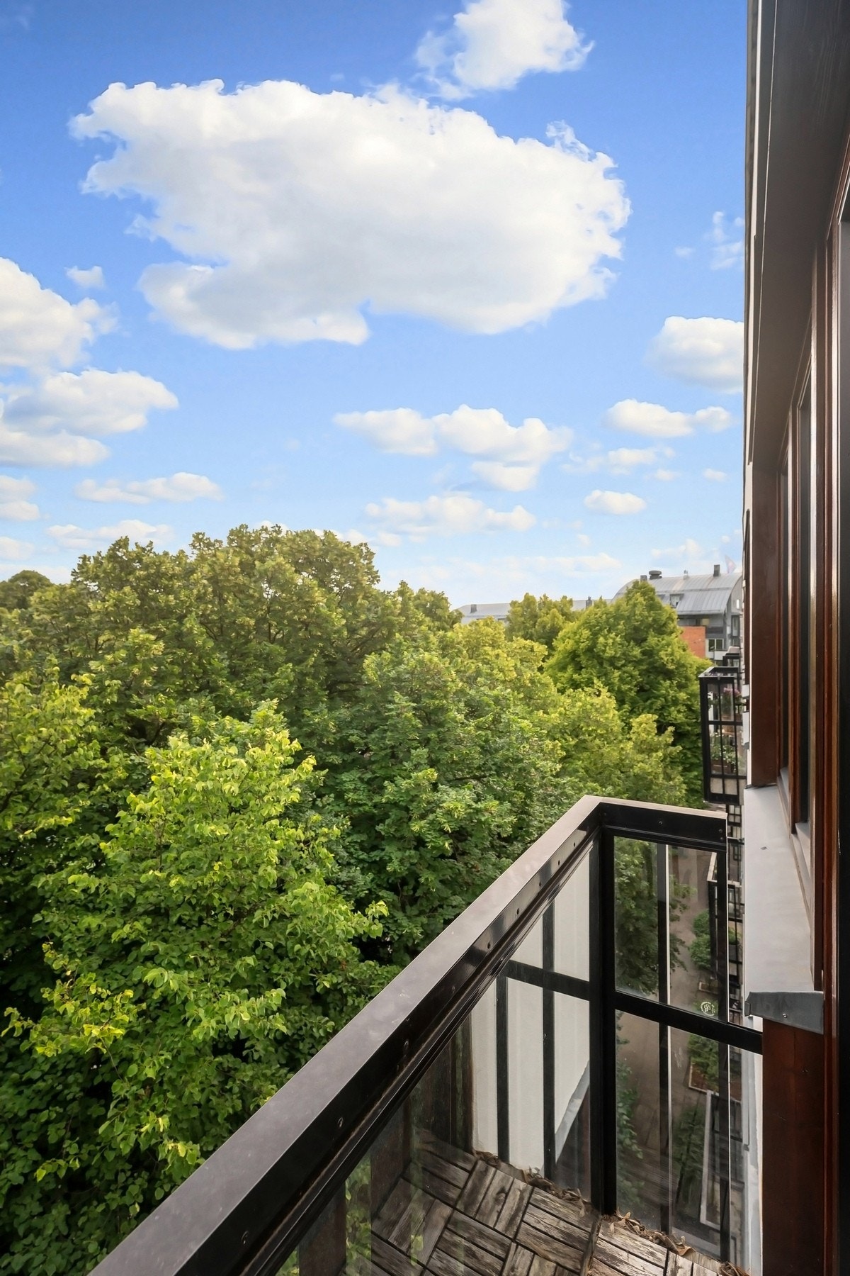 Fransk balkong med hyggelig grønt utsyn. Galleribilde