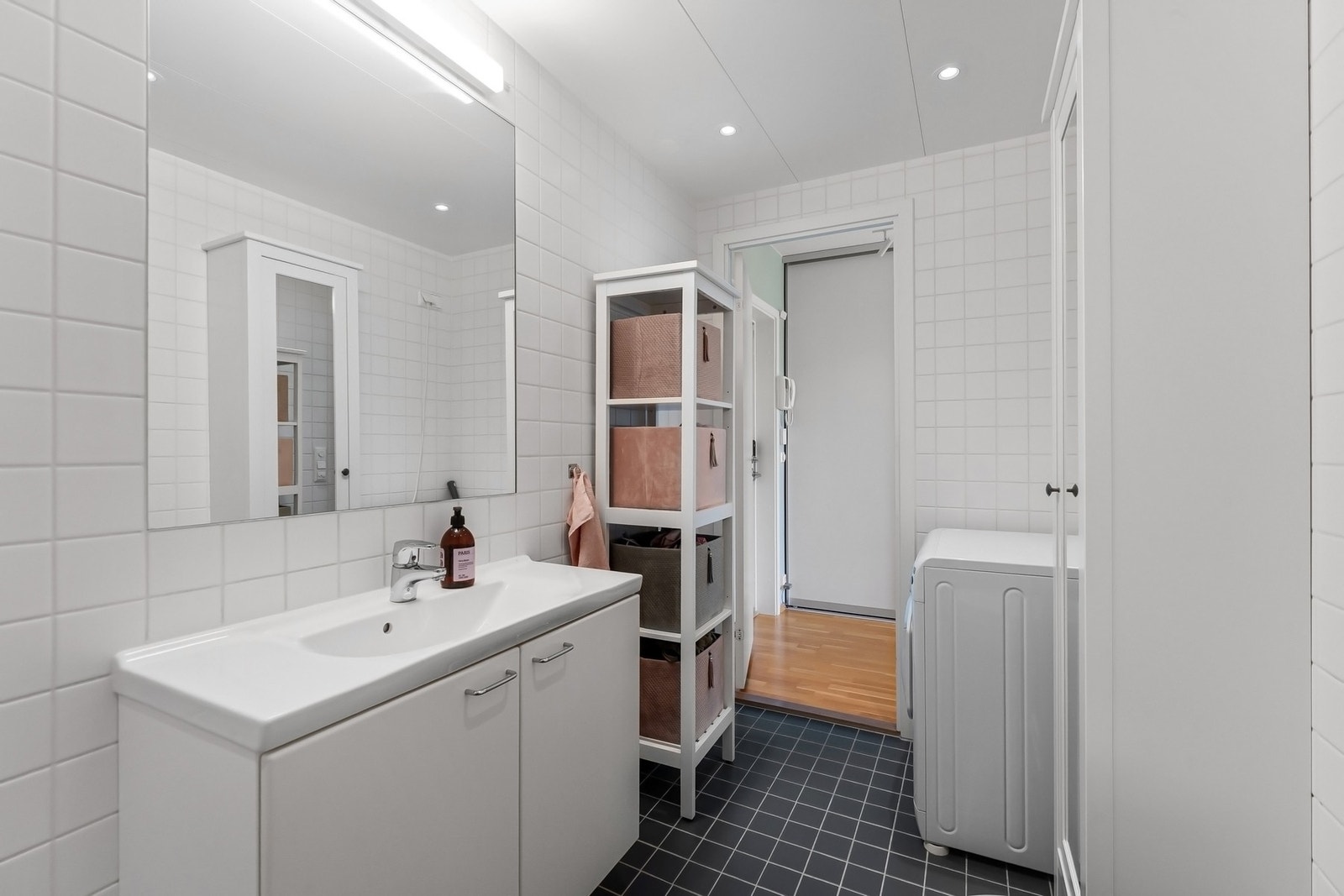 Opplegg for både tørketrommel og vaskemaskin. Galleribilde