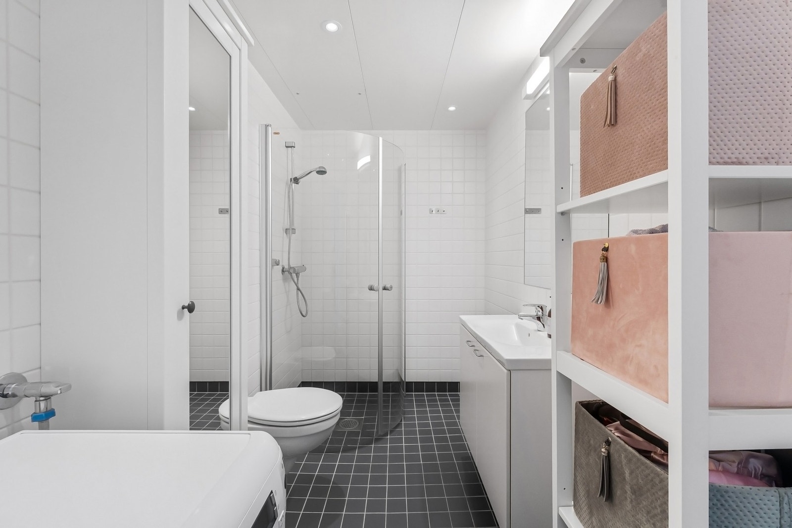 Pent, flislagt bad av god størrelse. Badet har dusjhjørne med dusj rett på gulv, vegghengt wc, servant over skap samt praktisk skap med god oppbevaringsplass. Galleribilde