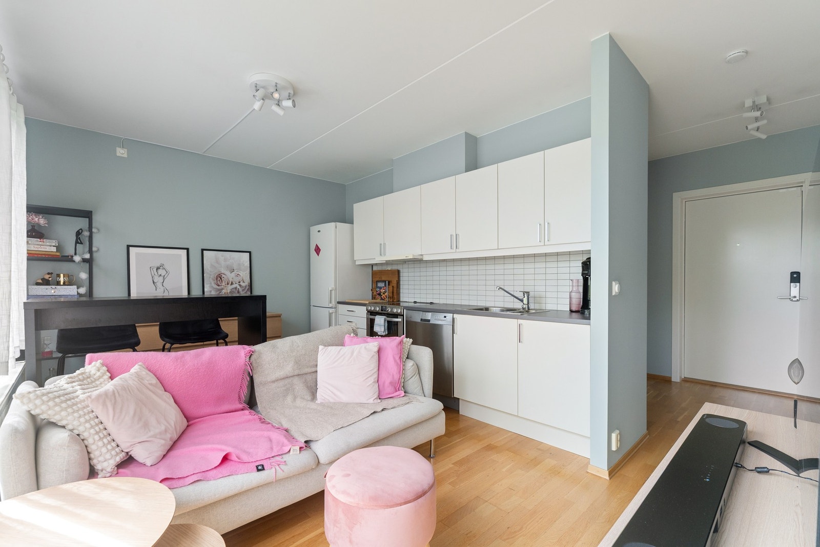 God takhøyde og store vindusflater som slipper inn godt med lys og sørger for en god romfølelse. Galleribilde