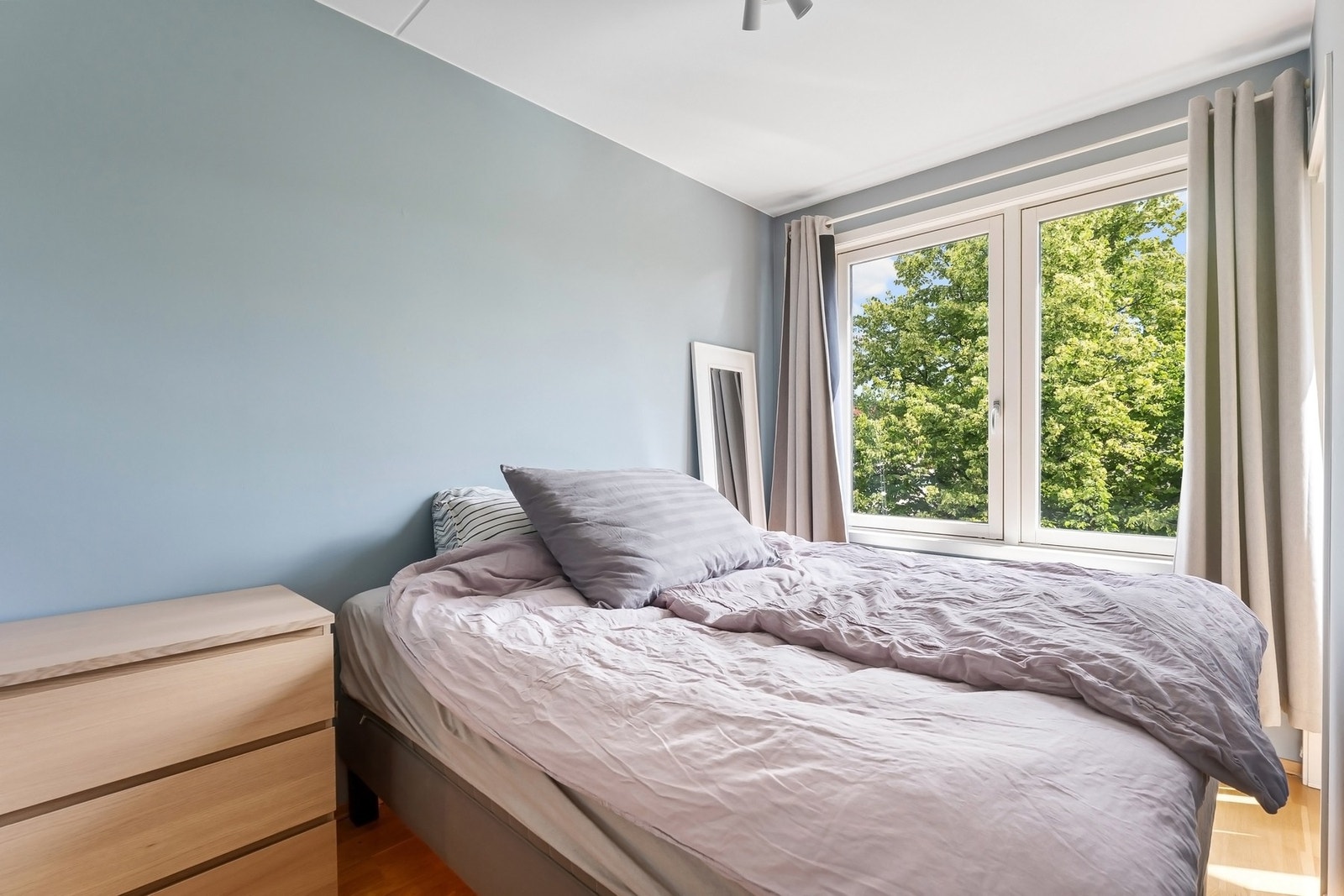 Separat, romslig soverom med god plass til dobbeltseng. Galleribilde