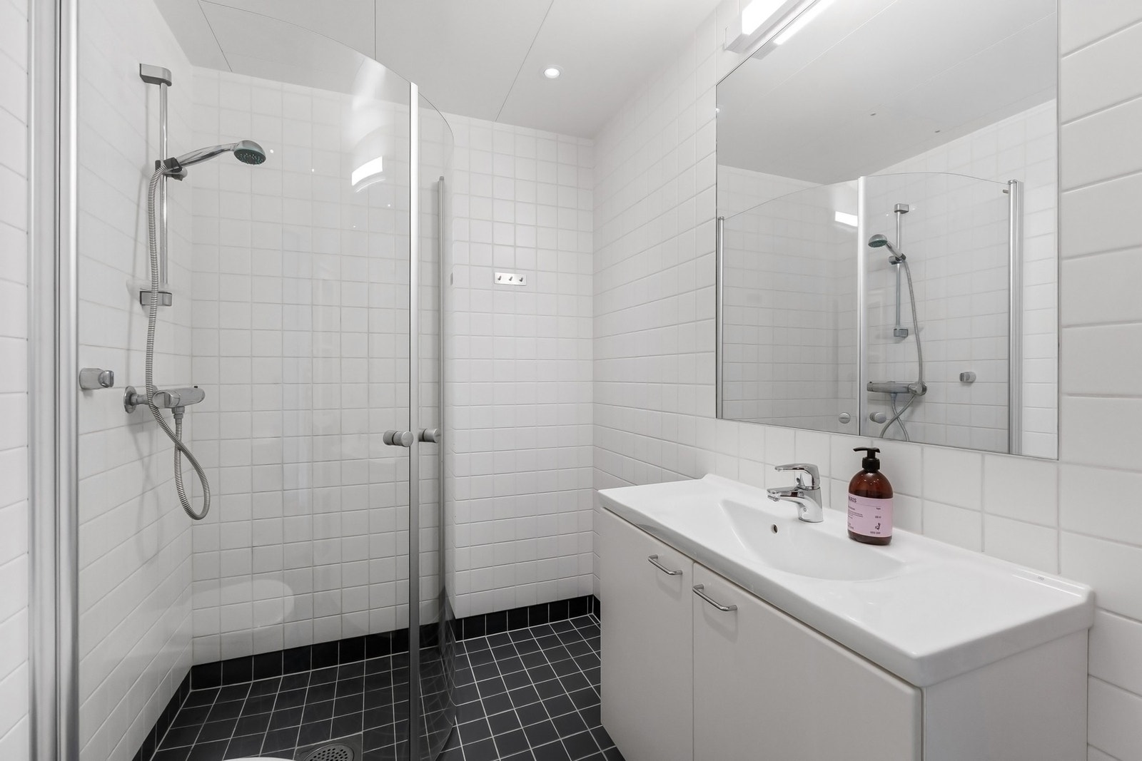 Varmekabler i gulv og downlights i himling gir en lun og behagelig temperatur. Ventilator med felles mekanisk avtrekk. Galleribilde