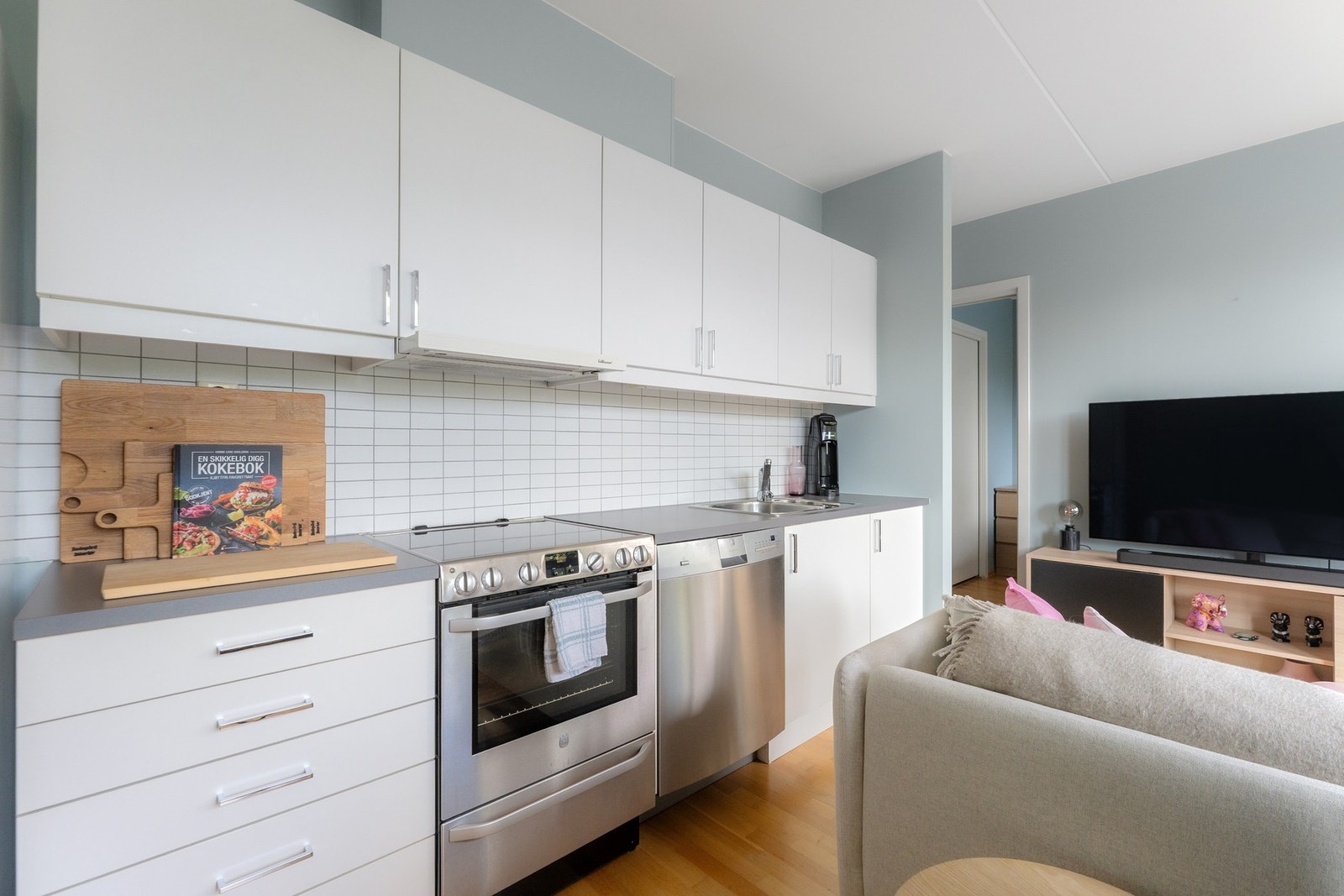 Kjøkkenet har god benke- og skapplass. Galleribilde