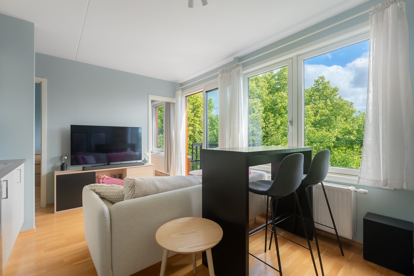 Lys stue med fransk balkong og hyggelig utsyn. Galleribilde