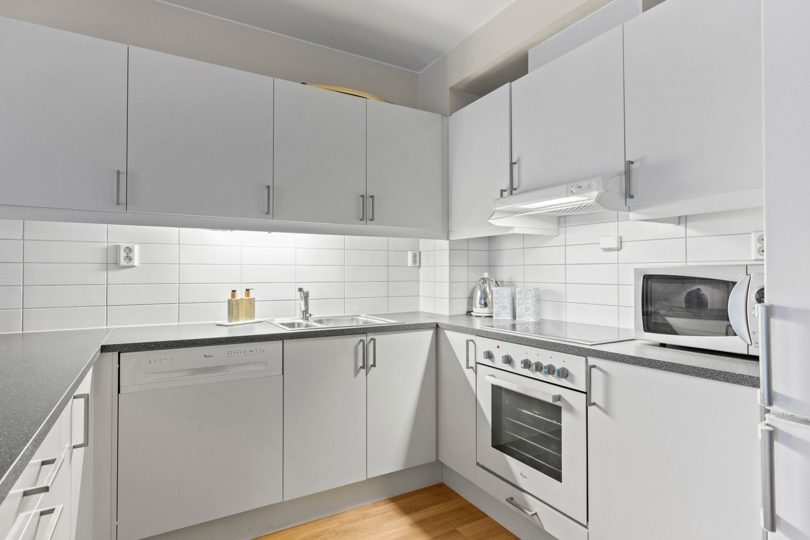 Kjøkkenet ligger i en åpen løsning mot stuen Galleribilde