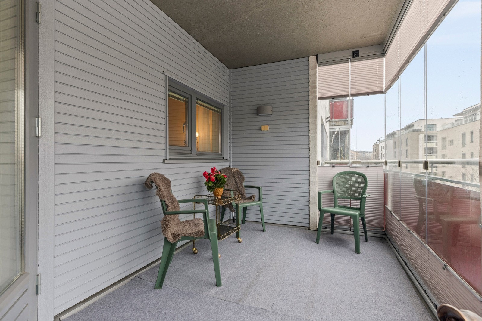 Fra stuen er det utgang til en innglasset balkong på ca. 9 kvm. Balkongen ligger vendt mot vest Galleribilde