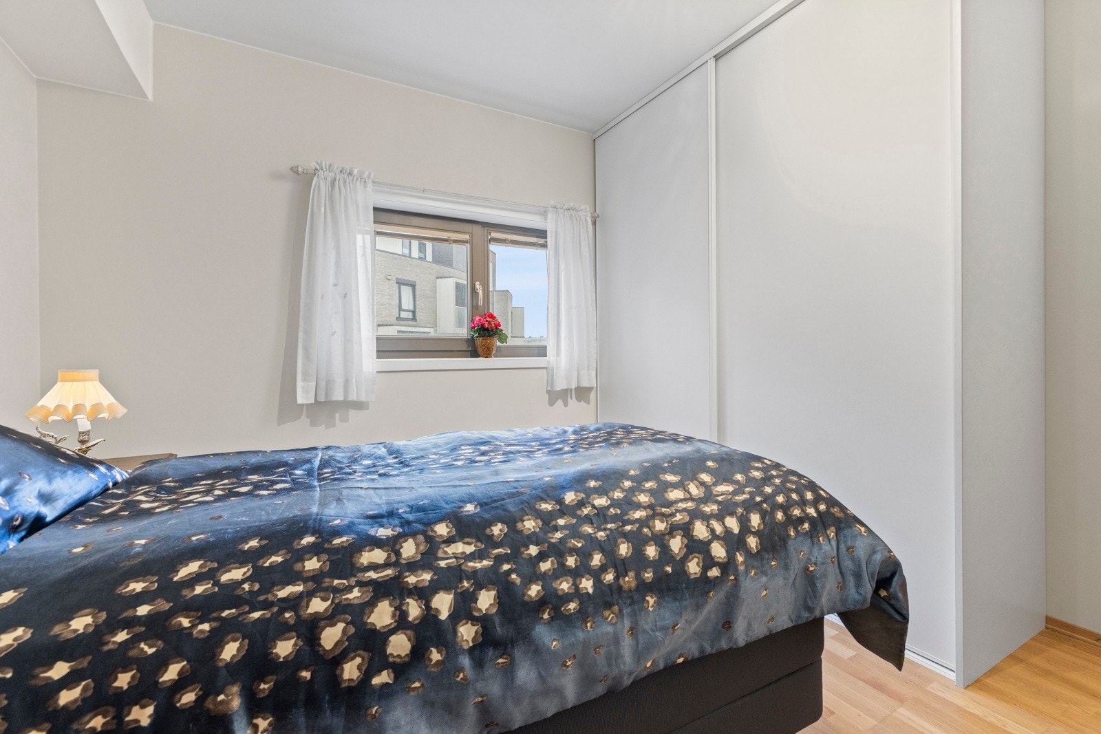 Soverom 1 har plass til dobbeltseng, og har en medfølgende garderobeskap med skyvedører Galleribilde