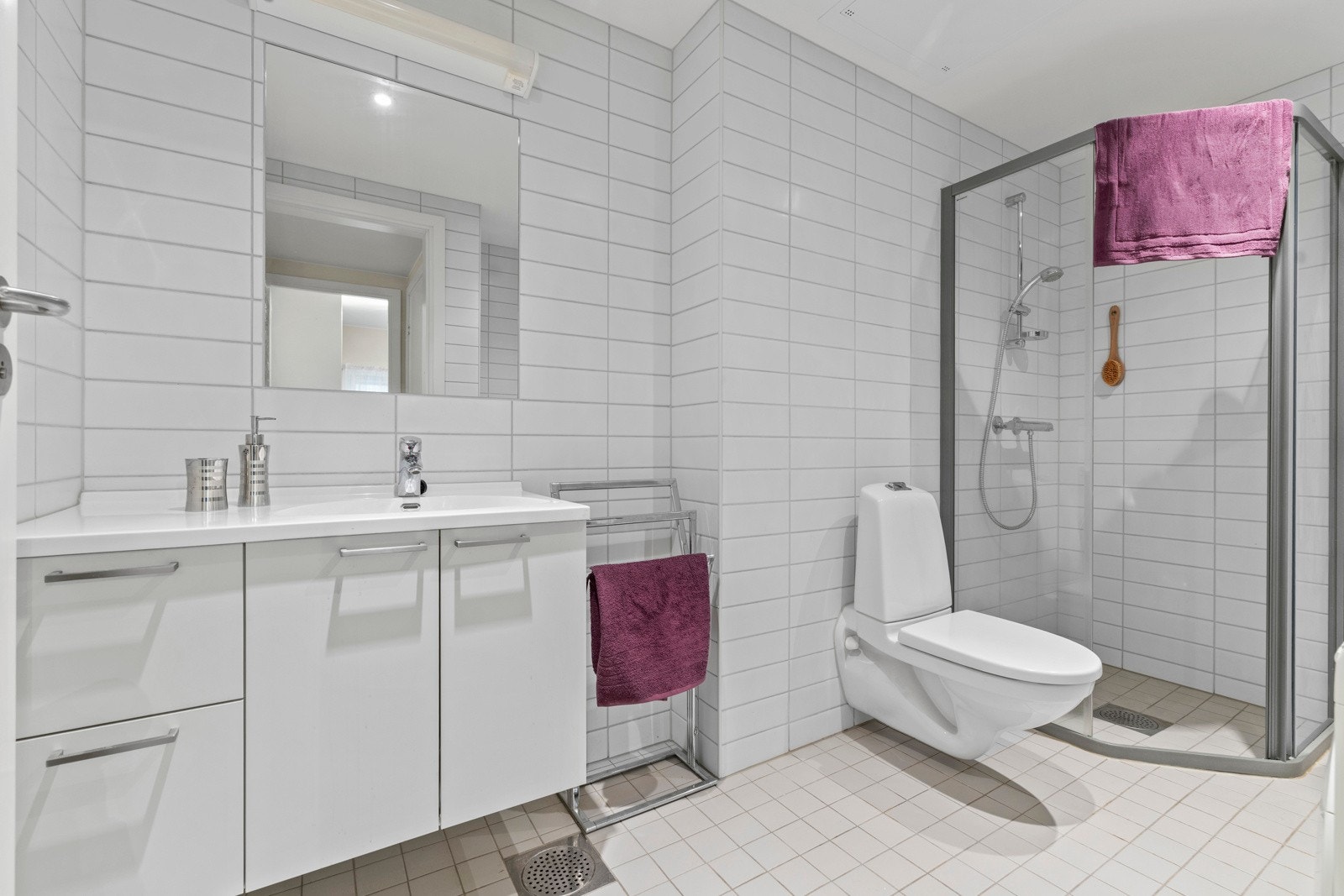 Det kombinert bad/vaskerommet har fliser på gulv og vegger, og varme i gulv. Rommet har baderomsinnredning med malte fronter og heldekkende servant, samt innmurt speil med overliggende belysning. Galleribilde