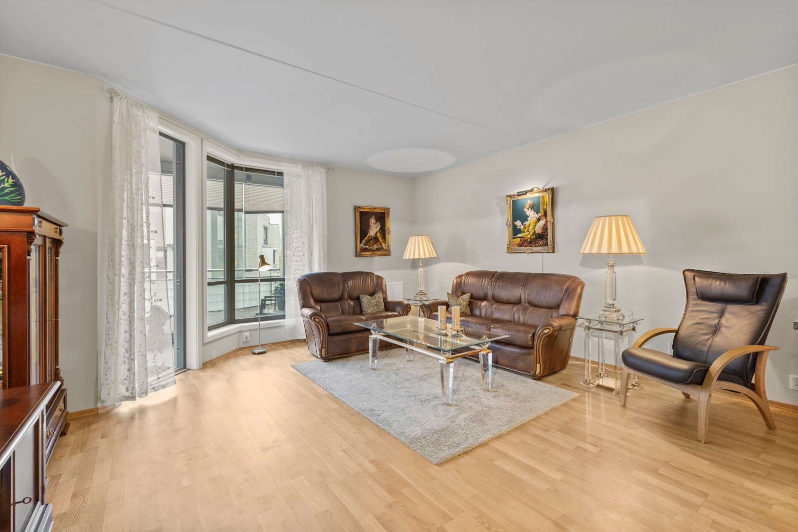 Fra stuen er det utgang til en innglasset vestvendt balkong Galleribilde