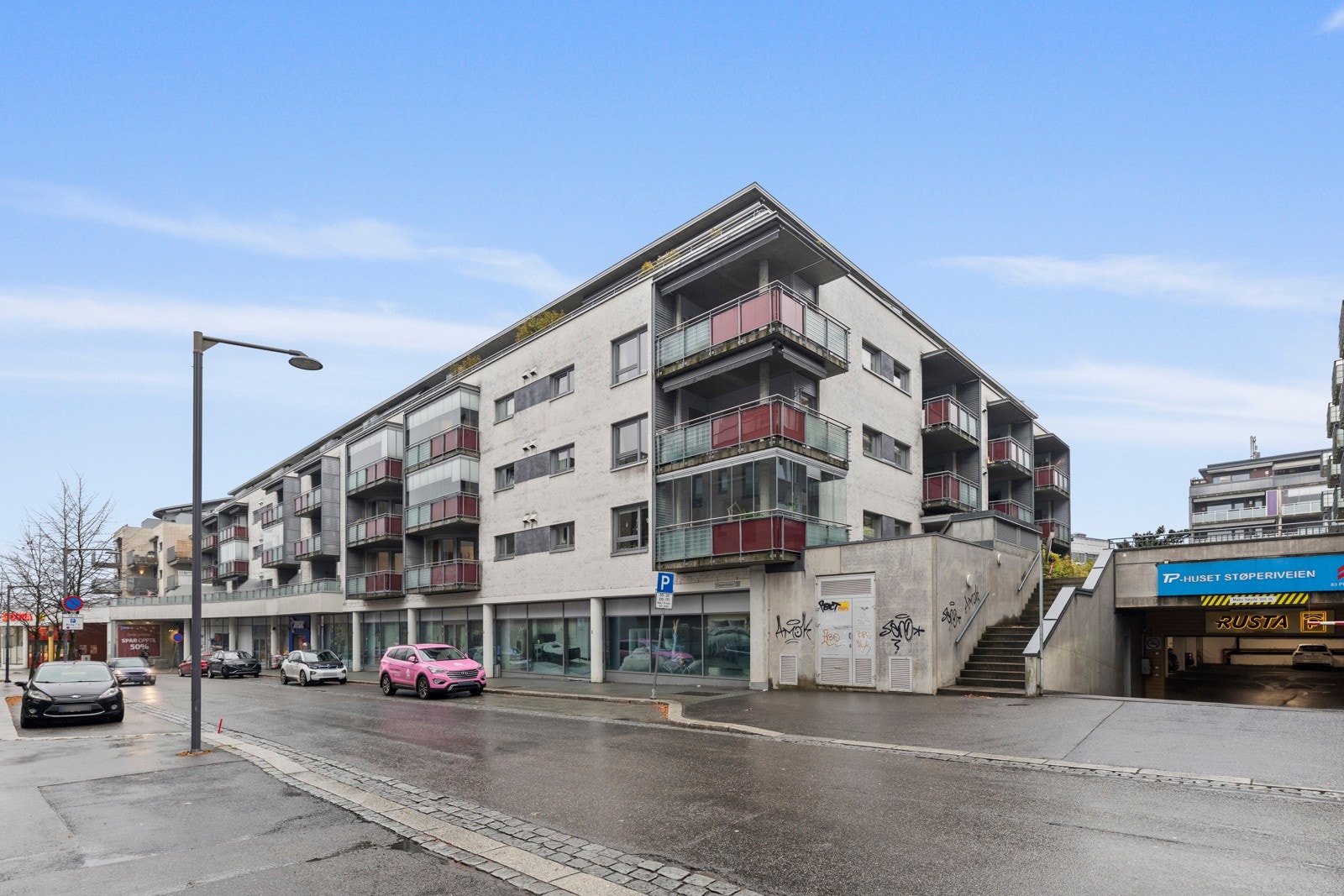 Leiligheten ligger i 3. etasje, og det følger med en garasjeplass i et felles garasjeanlegg Galleribilde