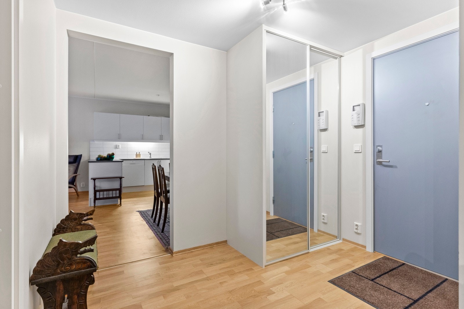 Entre/gang. Det er en medfølgende skyvedørsgarderobe i gangen, praktisk for oppbevaring av ytterklær Galleribilde