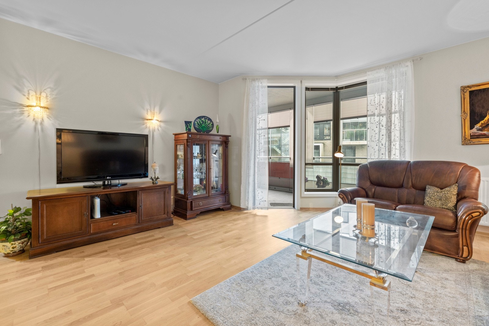 Stuen har god plass til både en sofaløsning med tilhørende tv-møblement, samt et spisebord Galleribilde