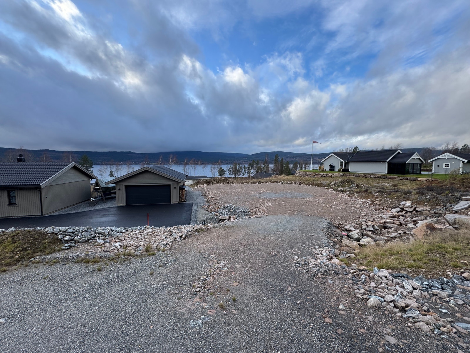 Tomten kan bebygges med 235 kvm, fordelt på tre bygninger. Hytte, anneks og garasje Galleribilde