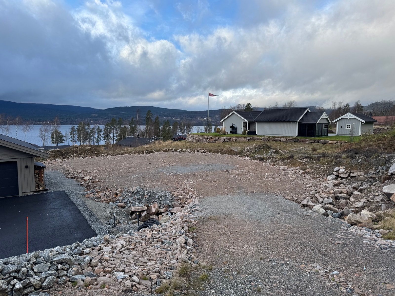 Tomtens egne innkjøring mellom to hyggelige naboer. Galleribilde