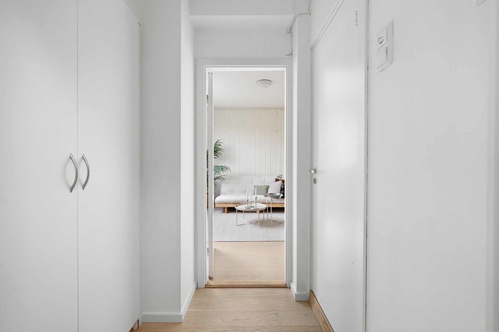 Entré med garderobeløsning. Det er også en bod i kjeller Galleribilde