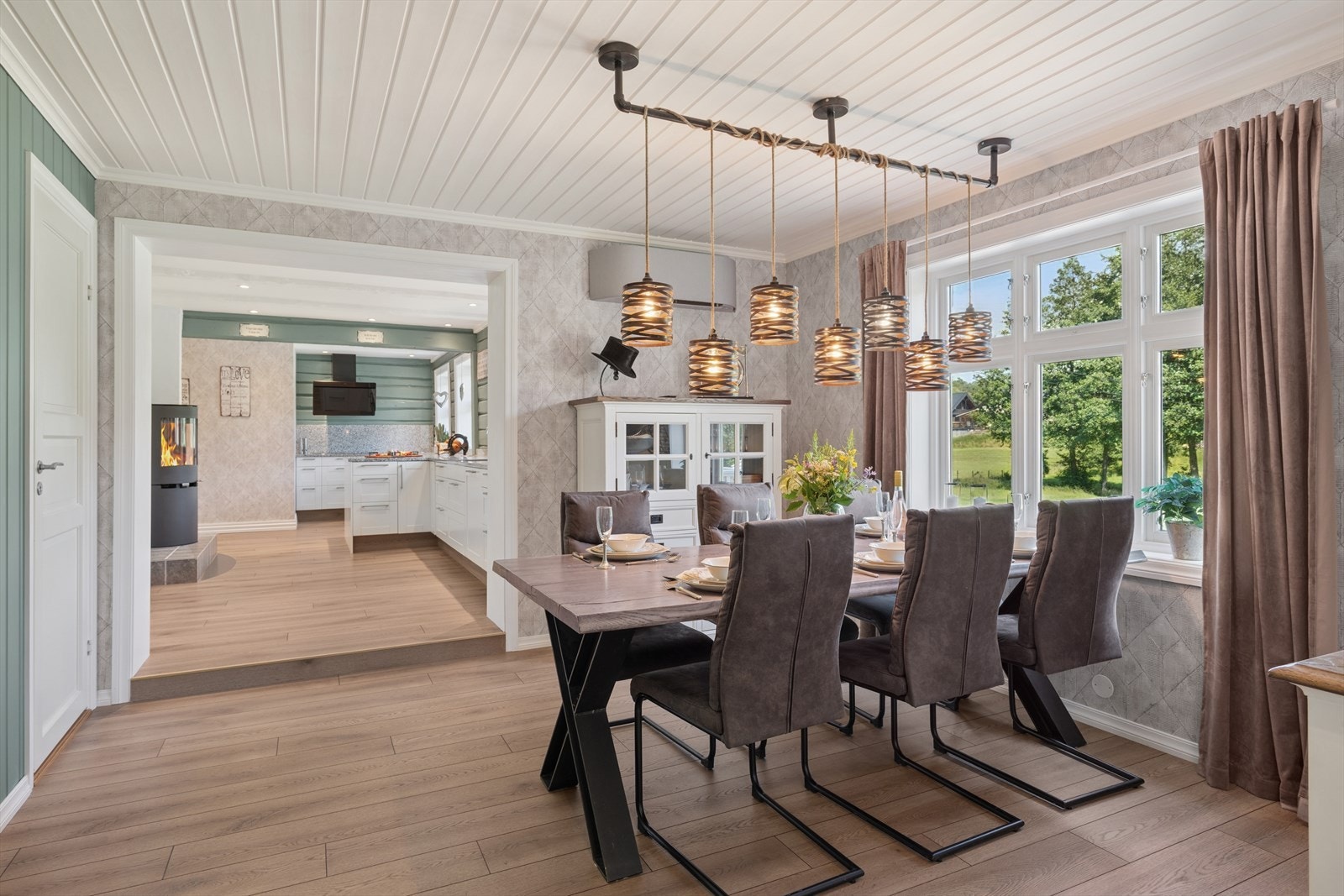 Spisestuen ligger i tilknytning til kjøkkenet, og det er god plass til å invitere familie og venner til hyggelige sammenkomster. Galleribilde