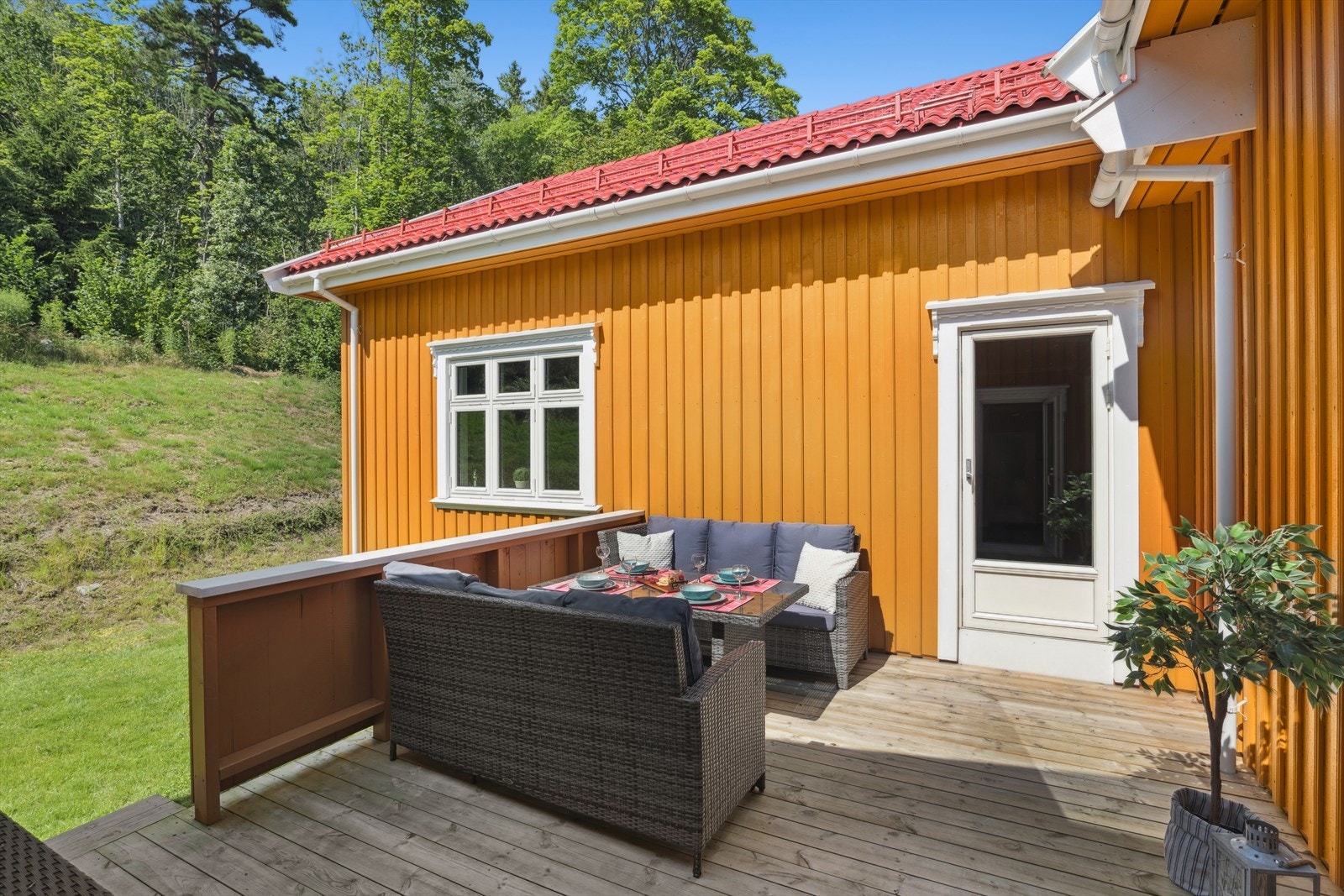 Dette terrassearealet er på baksiden av boligen, og er helt usjenert. Galleribilde