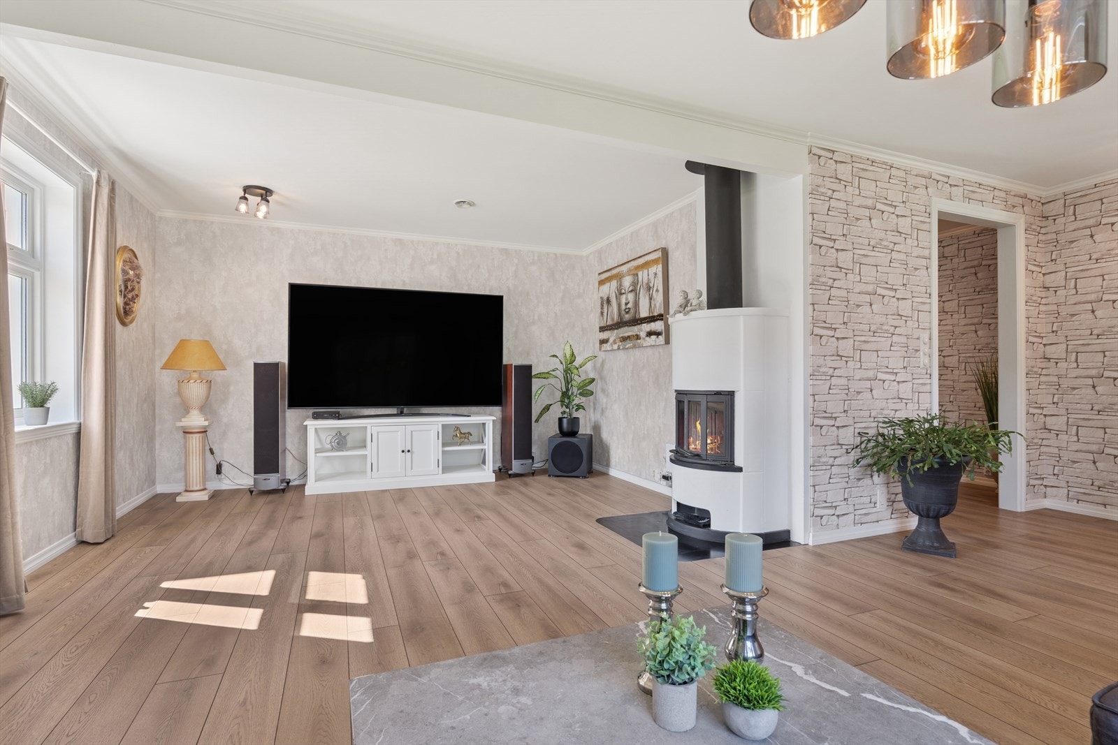 Hjemmet har flere hyggelige oppholdssoner, og stuen kan fint møbleres etter eget ønske. Galleribilde