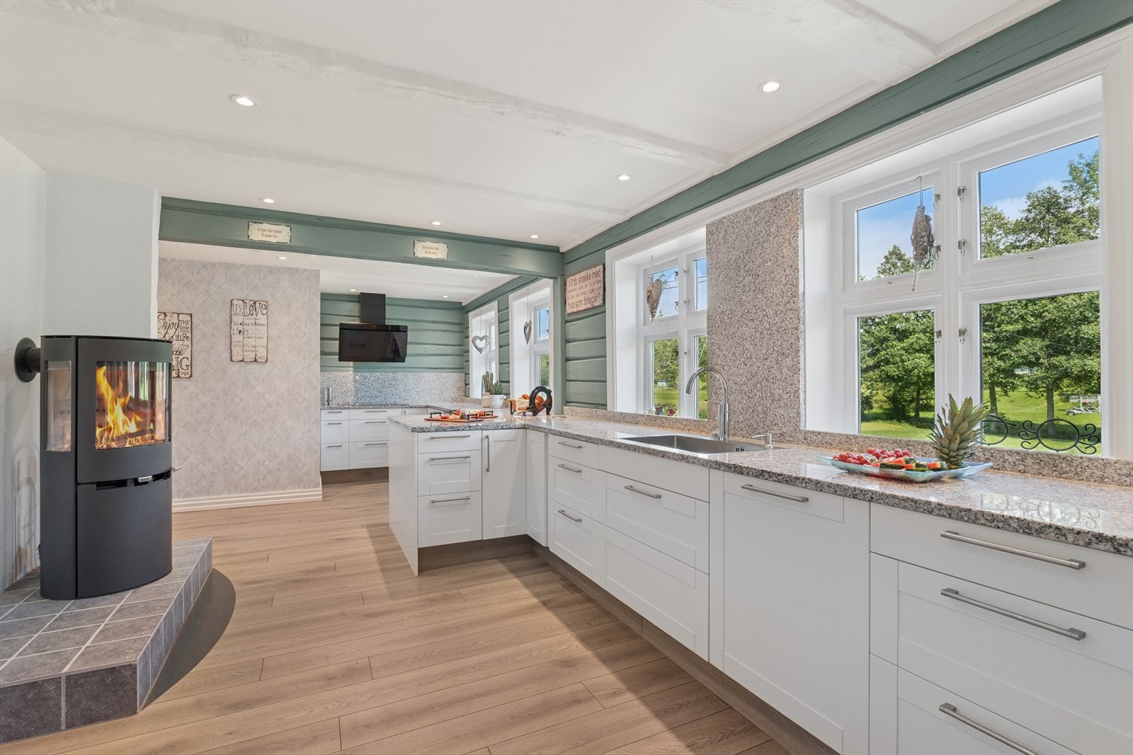 Kjøkkenområdet har en praktisk og langstrakt innredning, hvor det er rikelig med skap- og benkeplass. Galleribilde