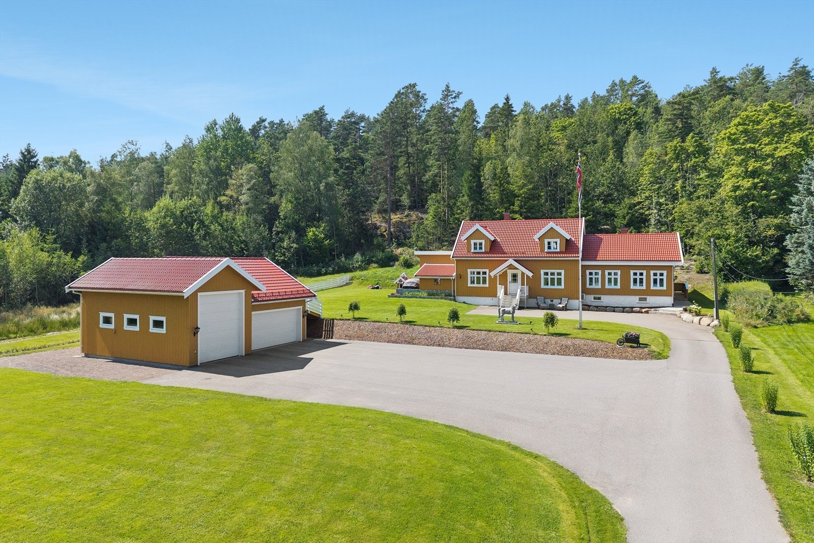 Innholdsrik eiendom - perfekt for familier som setter pris på god plass og naturskjønne omgivelser. Galleribilde