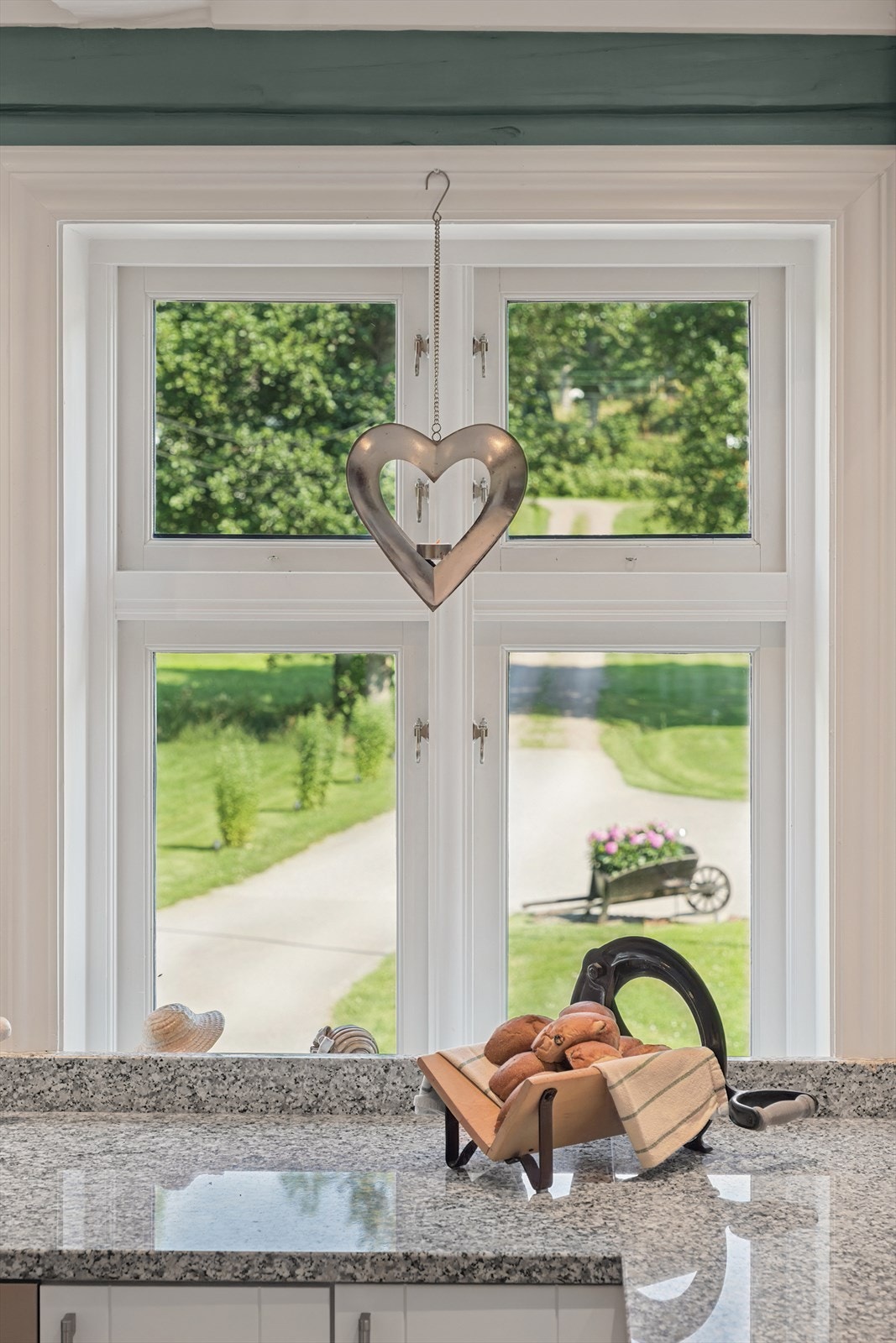 Nydelig utsikt mot gårdsplassen og innkjøringen - fra kjøkkenet. Galleribilde