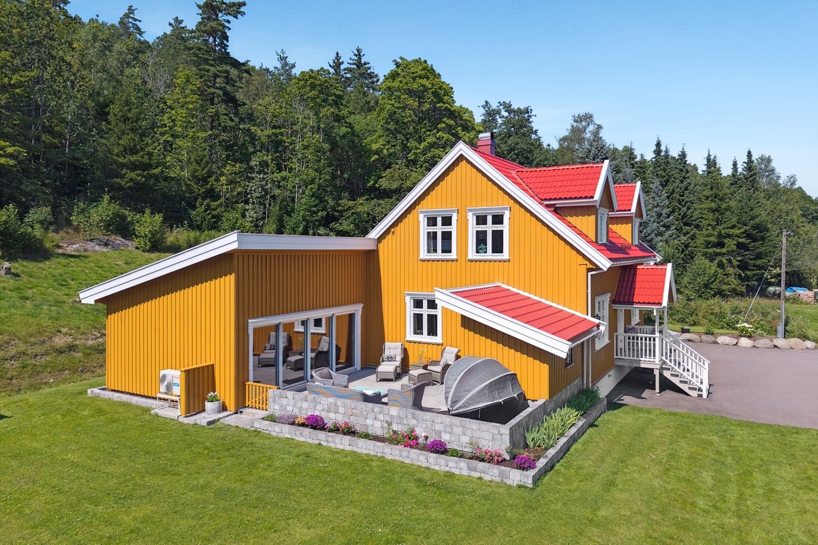 Denne flotte og usjenerte terrassen ligger i tilknytning til hagestuen. Galleribilde