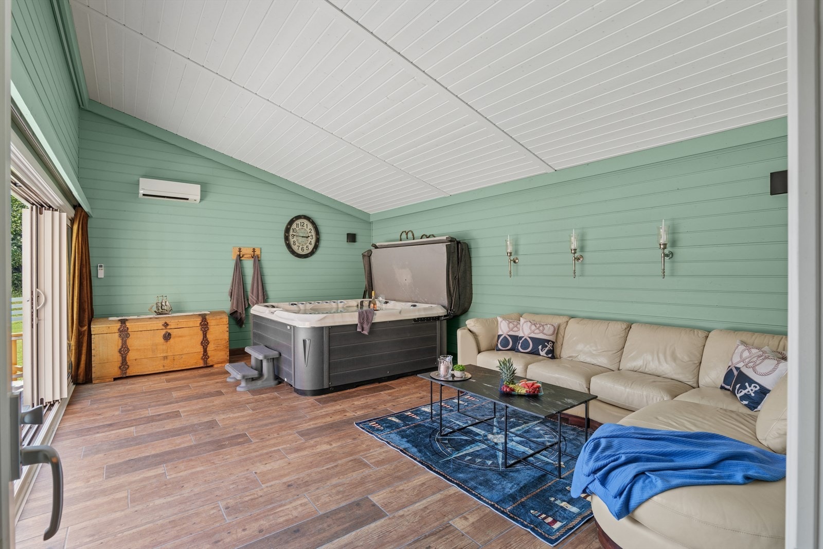 Hagestuen er stor og innbydende, med direkte utgang til terrasseområdet. Galleribilde