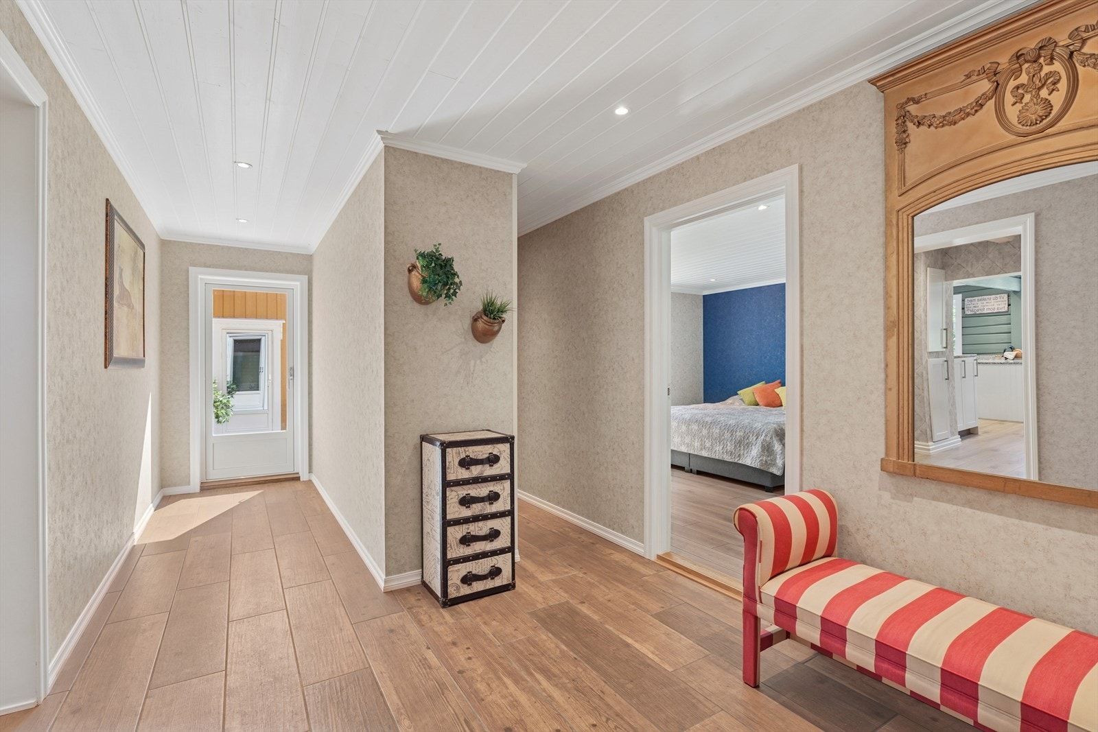 Tiltalende og romslig hovedinngang -med adkomst til terrassen på baksiden av boligen. . Galleribilde