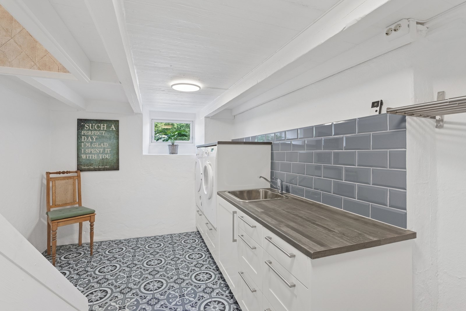 Nyere og delikat vaskerom, innredet med oppvaskkum og opplegg for vaskemaskin/tørketrommel. Det er ikke etablert sluk i rommet. Galleribilde