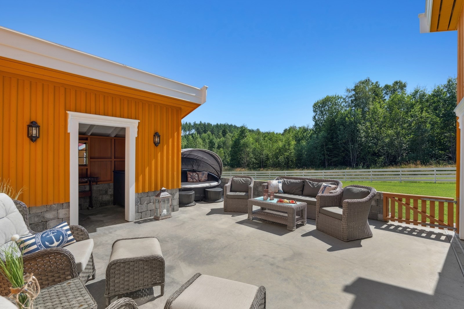 Et ypperlig sted for å nyte solrike dager. Her er det også bygget en praktisk "grillbod". Galleribilde