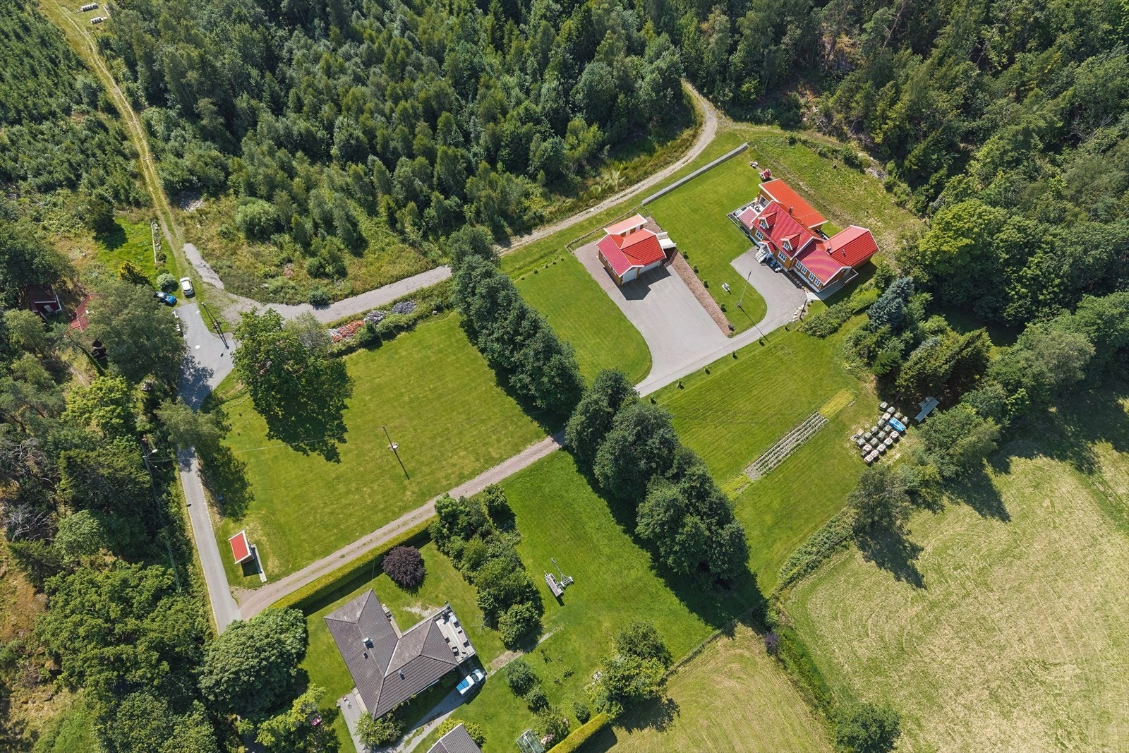 Eiendommen ligger i et område med spredt boligbebyggelse. Galleribilde