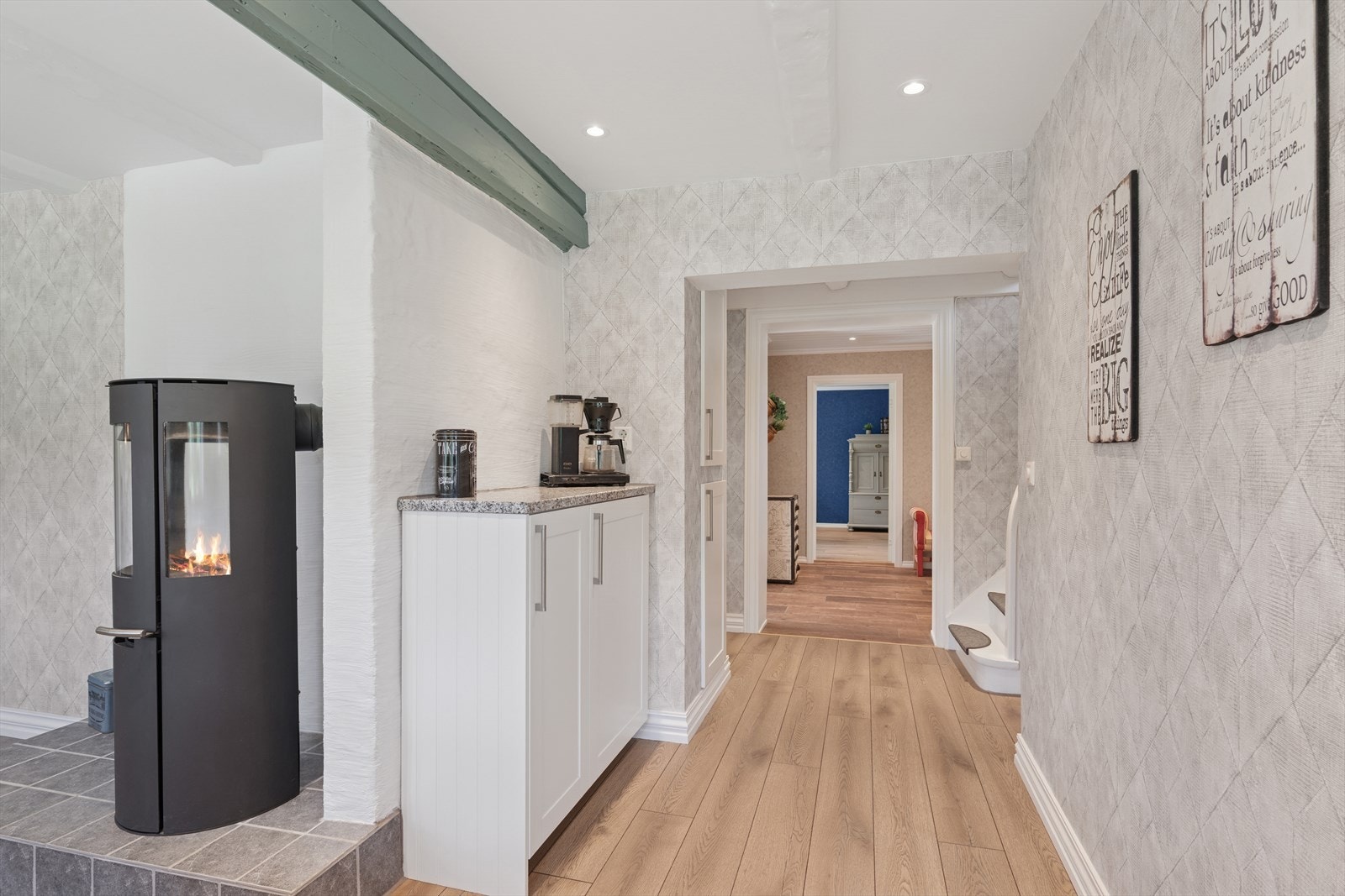 Fra hovedinngangen er det enkel adkomst til kjøkkenet - og det er også trapp til 2. etasjen fra denne delen av boligen. Galleribilde