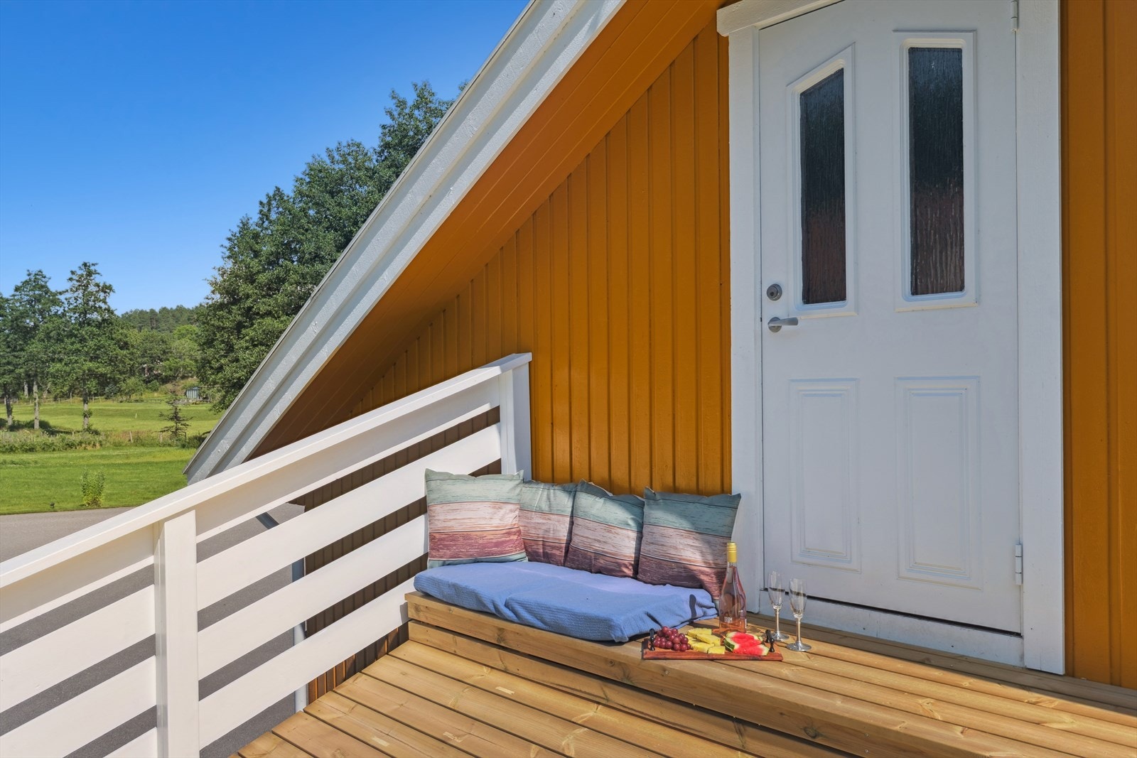 På loftstrappen kan man nyte solen godt utover kvelden. Galleribilde