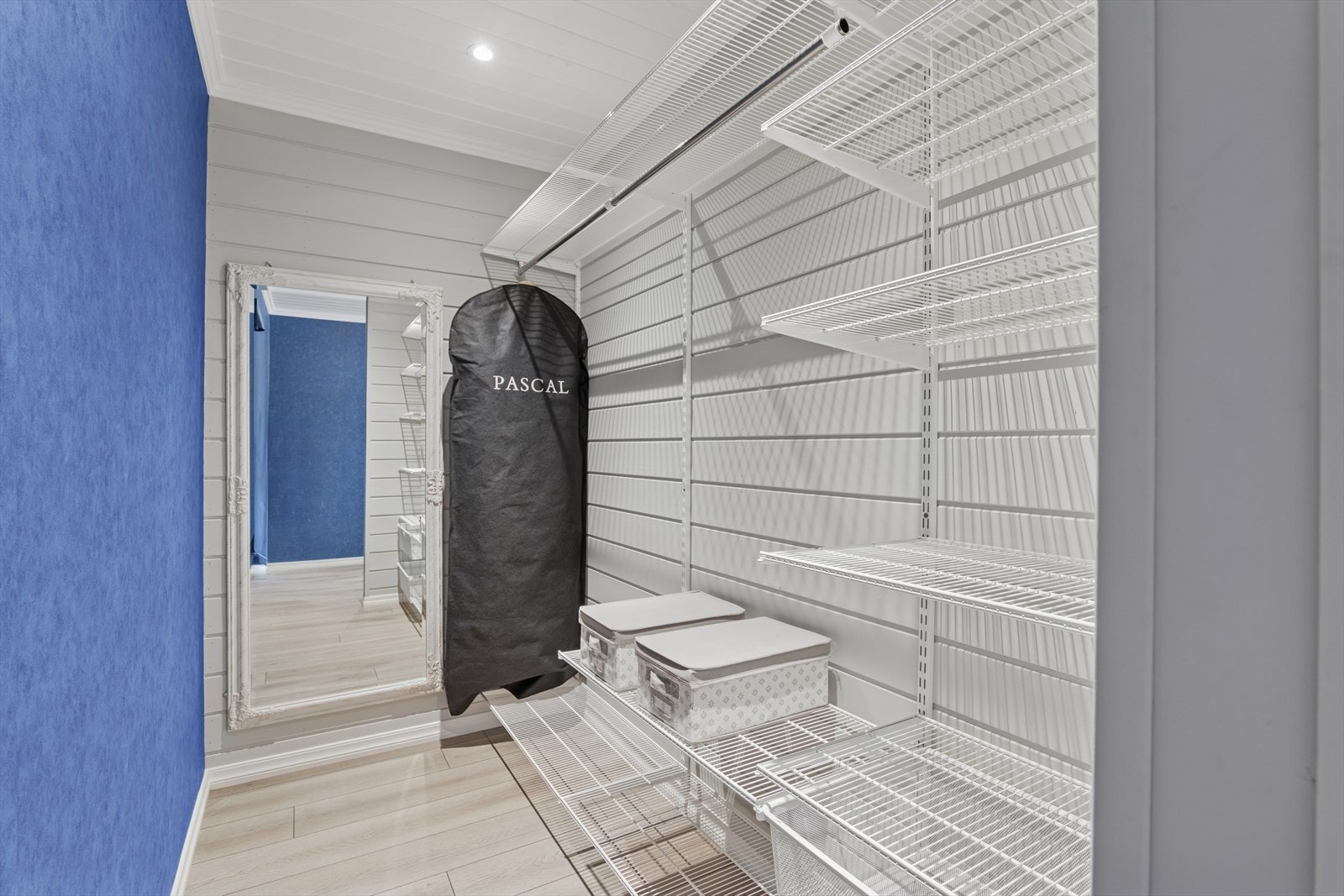 Praktisk garderobeløsning på et av soverommene i 1. etasje. Galleribilde