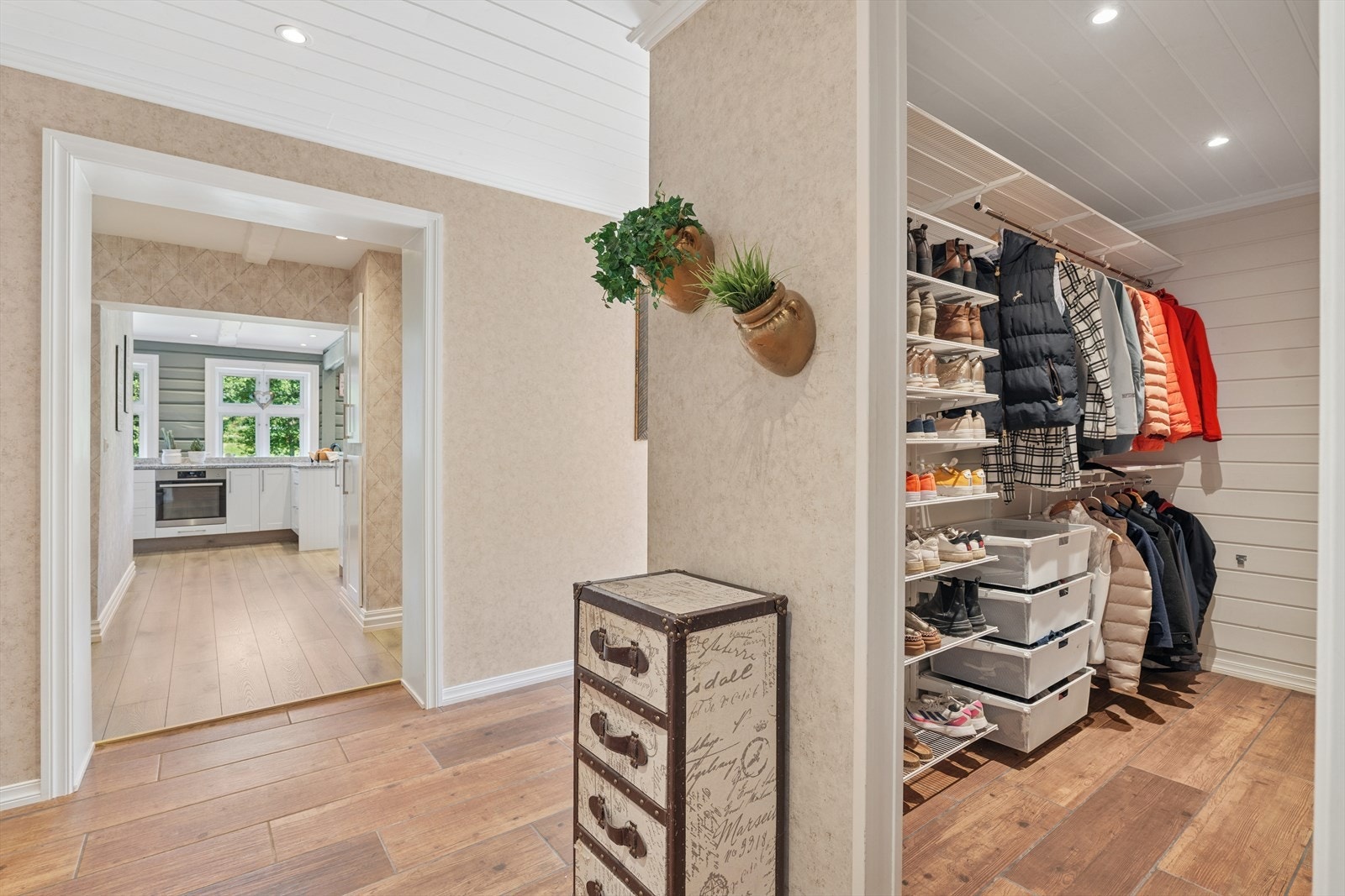 Velkommen inn - fra hovedinngangen, hvor det også er godt med garderoeplass. Galleribilde