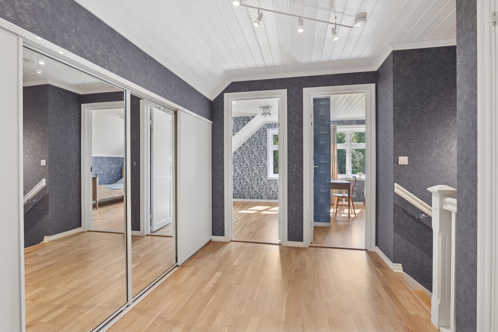 I trappegangen i 2. etasje er det satt inn en praktisk skyvedørsgarderobe. Galleribilde